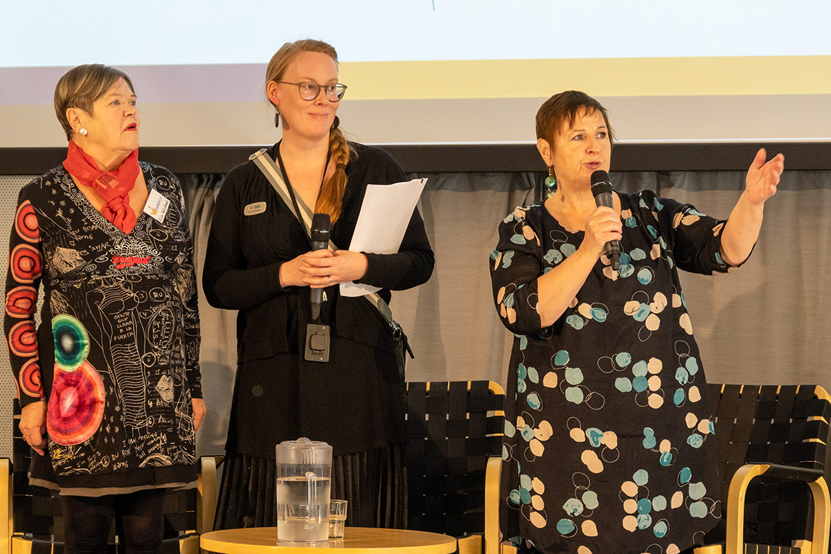Instituutin kirjastonjohtaja Eeva Östberg ja Kulttuuri.se:n puheenjohtaja Maarit Turtiainen avasivat messut. Vasemmalla Sibelius-salin juontaja Eija Björstrand.